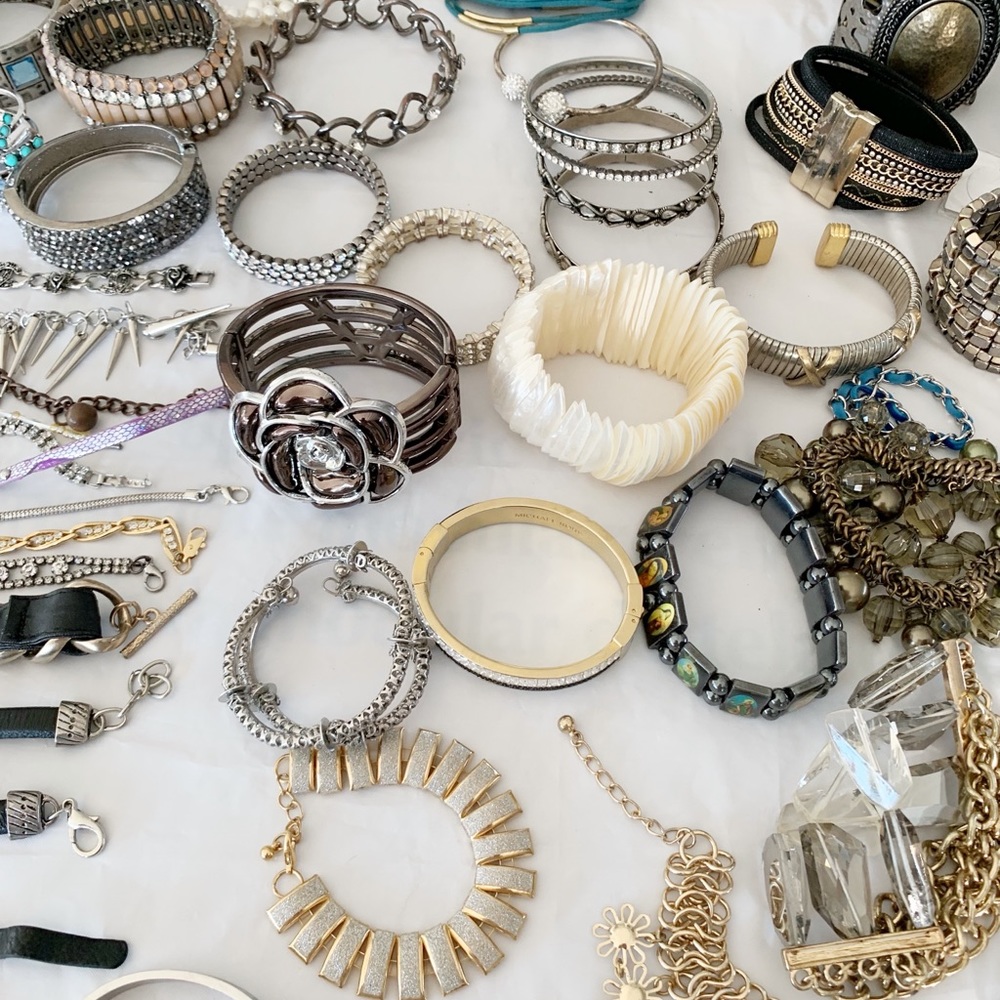 Bundle of bracelet (no tangle) over 90 pieces.